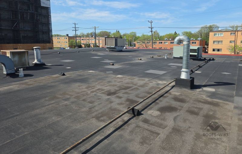 File:Commercial-flat-roof-overlooking-the-city-skylin-winnipeg-b2-010.jpg