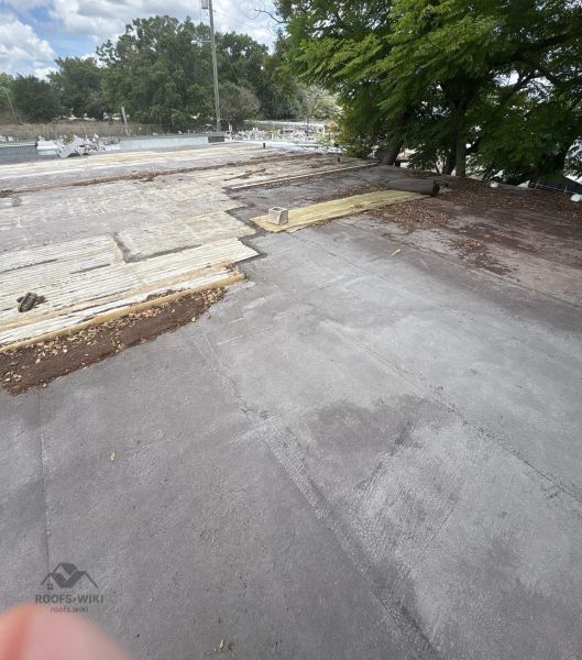 File:Built-up-gravel-roof-with-equipment-lake-wales-b2-162.jpg