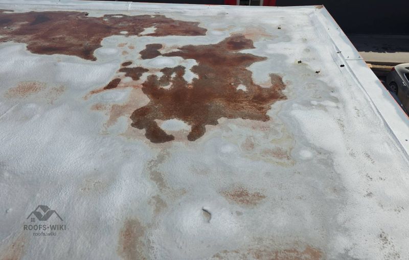 File:Ponding-water-stains-on-a-flat-roof-winnipeg-b2-029.jpg
