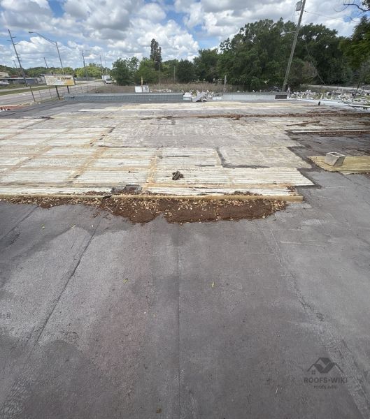File:Ballasted-gravel-roof-surface-lake-wales-b2-032.jpg