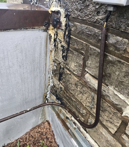 File:Parapet-corner-with-coping-and-a-pipe-morton-grove-b2-085.jpg