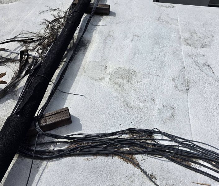 File:Metal-conduit-running-across-a-flat-roof-van-nuys-b2-060.jpg