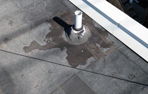 Gravel ballast at a flat roof edge in Toronto, ON