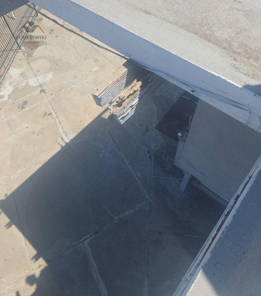 File:Parapet-coping-against-the-sky-sacramento-b2-234.jpg