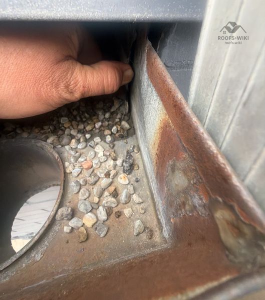 File:Pipe-penetration-on-a-gravel-roof-oshawa-b2-220.jpg