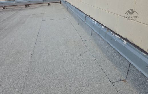 Flat roof and parapet overlooking the city in Winnipeg, MB
