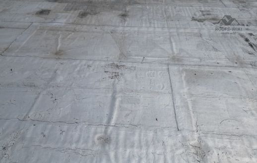 Commercial low-slope roof and parapet in North York, ON