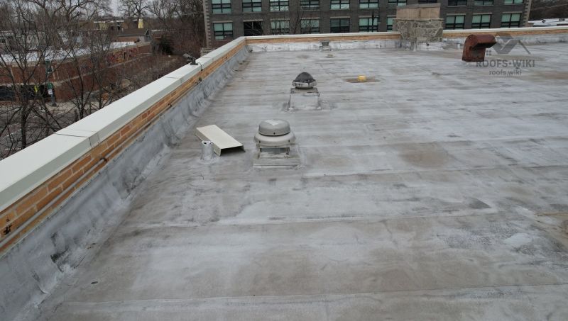 File:Commercial-flat-roof-with-rooftop-units-chicago-b2-143.jpg