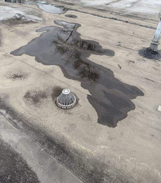 File:Ponding-and-staining-on-a-gravel-roof-des-plaines-b2-137.jpg