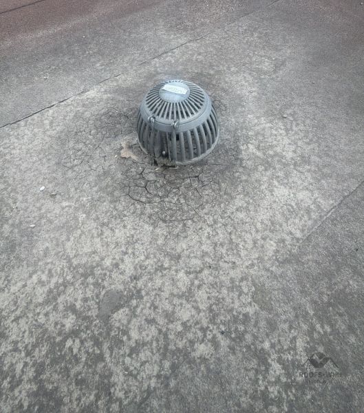 File:Mushroom-vent-cap-on-a-flat-roof-toronto-b2-092.jpg