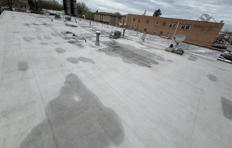 File:Long-commercial-flat-roof-with-seams-chicago-b2-094.jpg